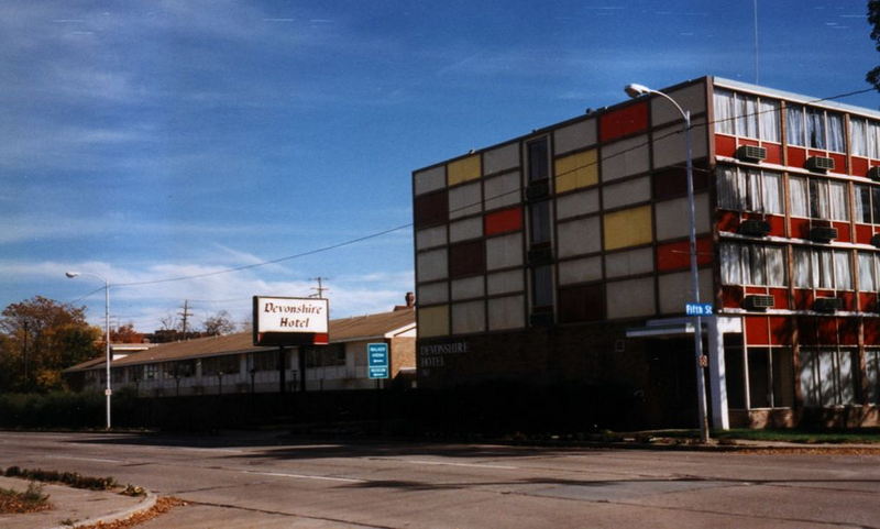 Tomahawk Motel (Devonshire Hotel, Downtowner Motor Inn) - Historical Photo (newer photo)